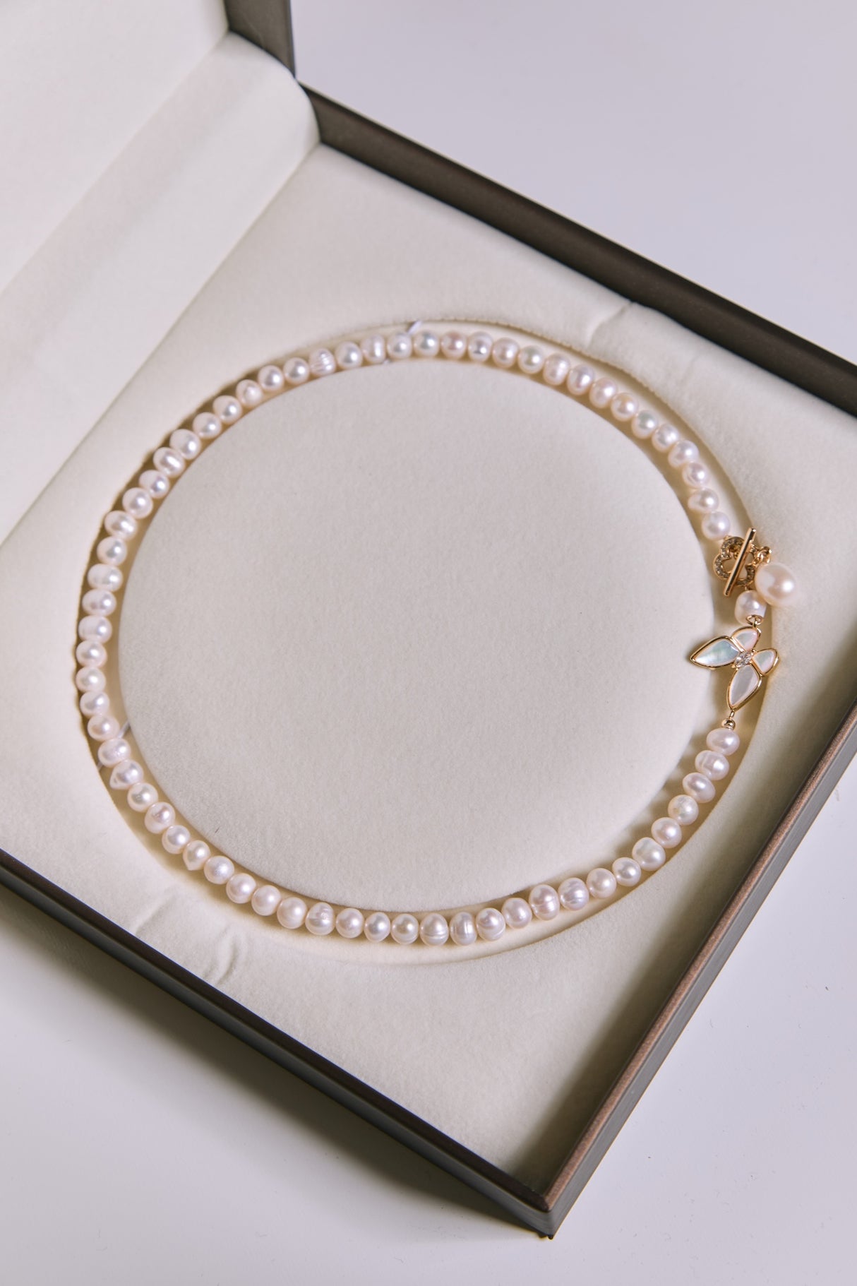 Collar de Perlas de Agua Dulce en Mariposa