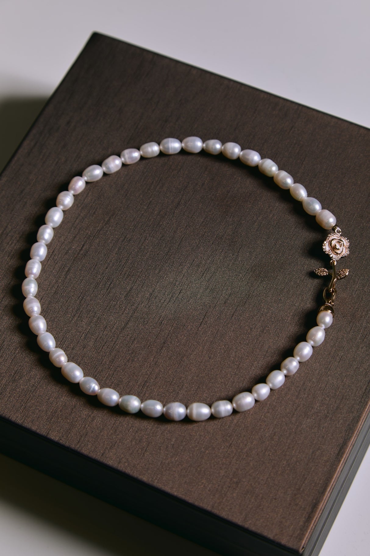 Collar de Perlas de Agua Dulce con Cierre en Rosa