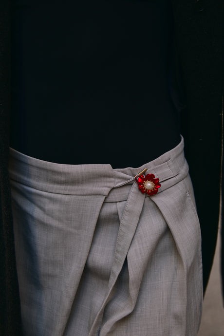 Broche Flor Escarlata · Cristales Rojos