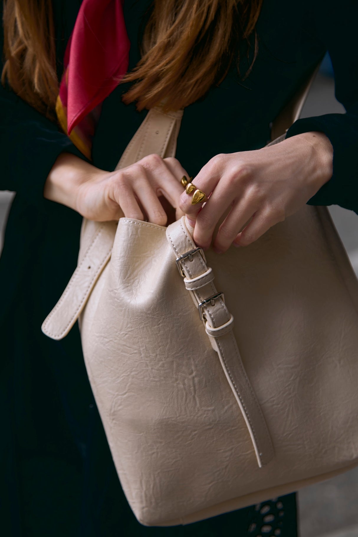 Bolso Buckle Soft Tote — Beige Arena