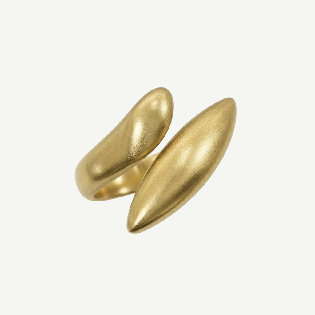 Anillo Leaf Twist dorado de latón con diseño abierto inspirado en hojas, ligero, ajustable y elegante para uso diario o looks modernos.