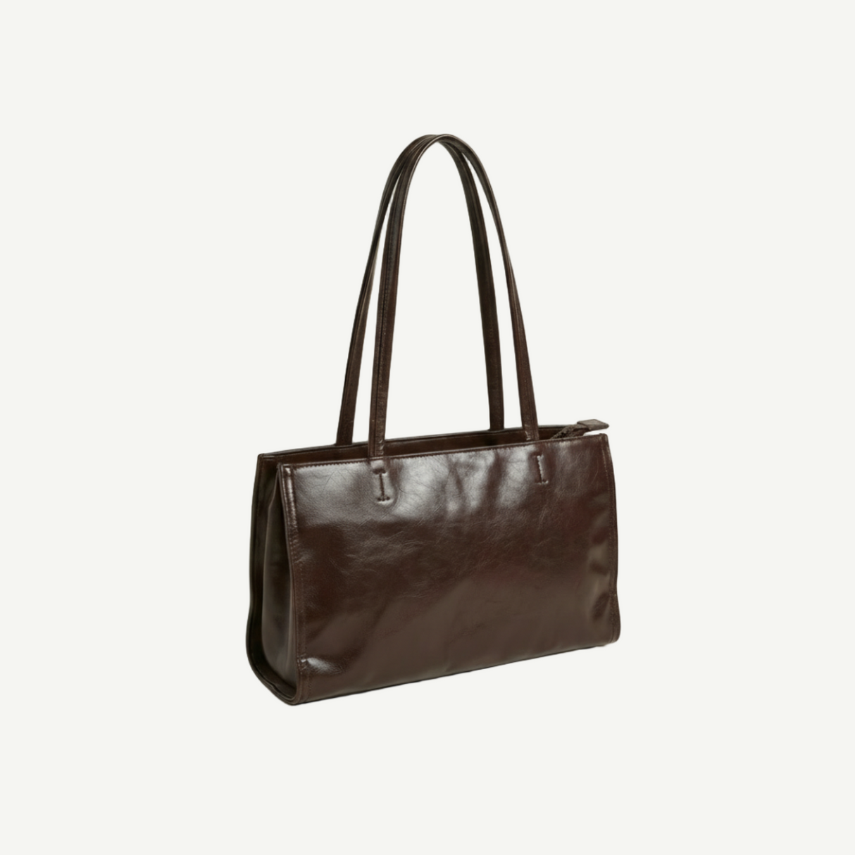 Bolso Rectangular Long Straps Chocolate en material sintético premium con acabado soft gloss. Silueta recta y asas largas dobles, ligero y elegante para uso diario y looks formales.