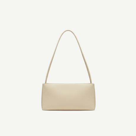 Bolso Rectangular Minimal Ivory en material vegano premium, silueta alargada y asa larga. Ligero, elegante y versátil, ideal para looks diarios o de noche.