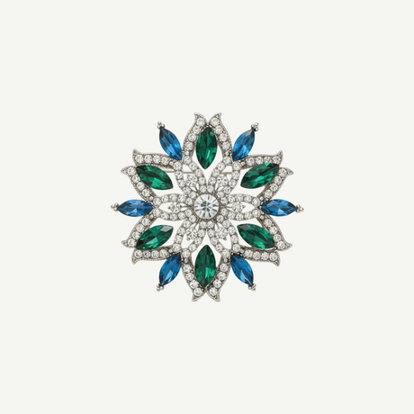 Broche Estrella Real con circonitas blancas, verdes y azules en diseño estrella floral, base de aleación noble. Elegante y llamativo, ideal para abrigos, vestidos y looks especiales.