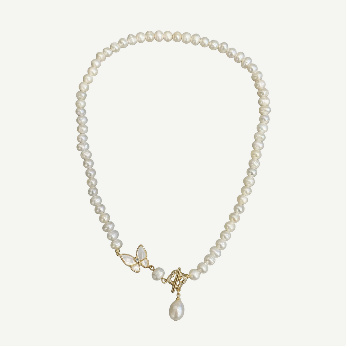 Collar de perlas freshwater naturales 6–7 mm con cierre dorado. Perlas A-, brillo suave y diseño elegante y atemporal. Ligero y versátil.