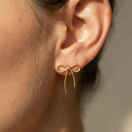 Pendientes Lazo Fino Dorado – Mini Bow Gold Studs