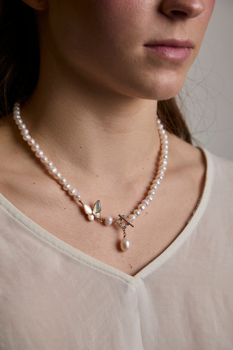 Collar de Perlas de Agua Dulce en Mariposa