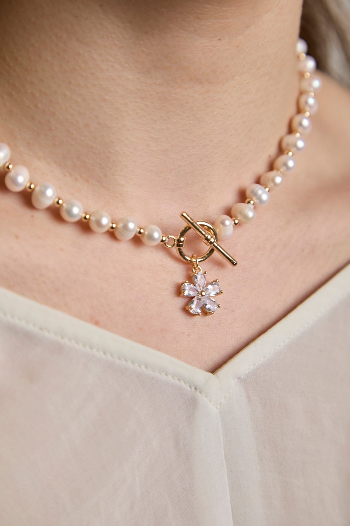 Collar de Perlas de Agua Dulce con Cierre Flor