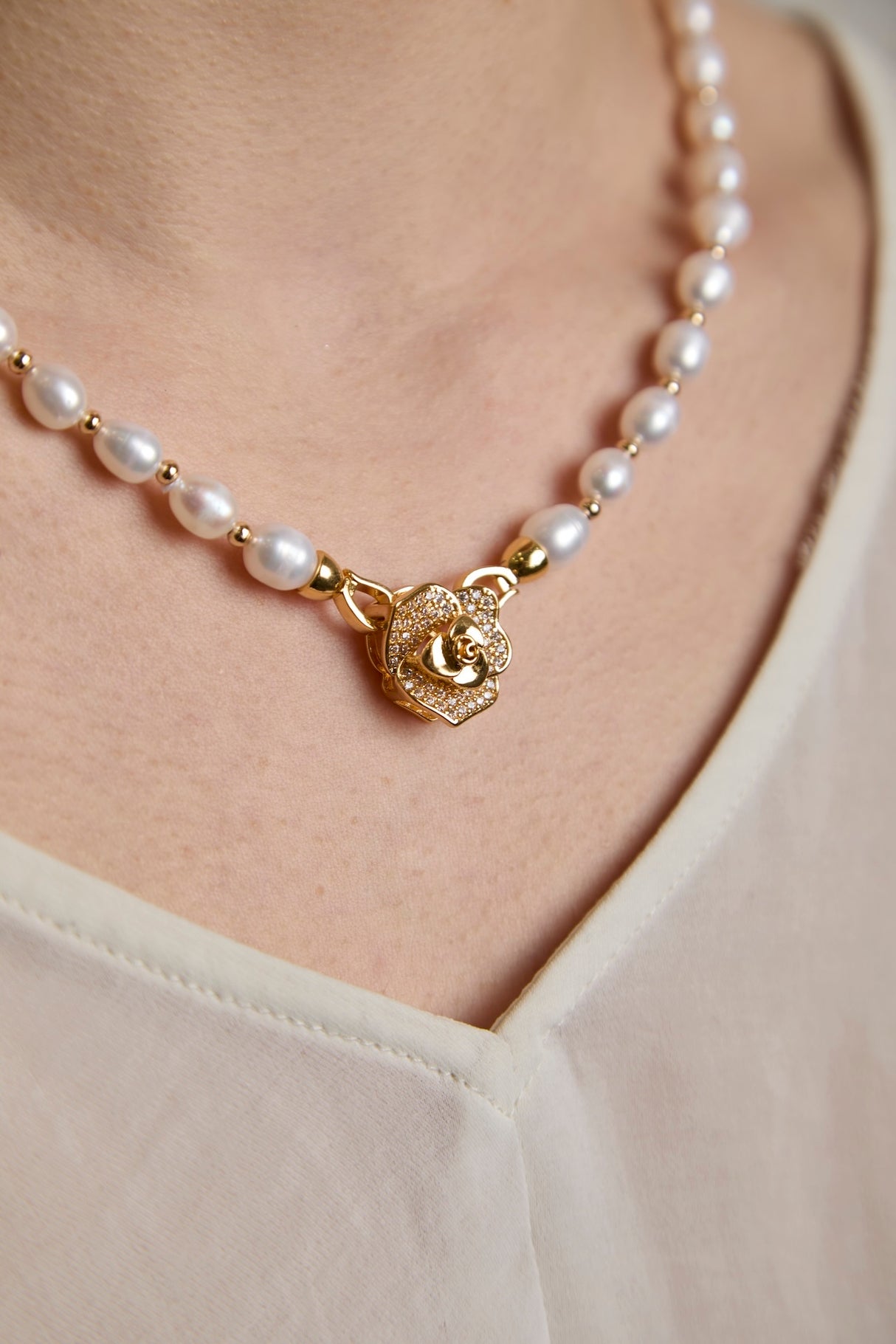 Collar de Perlas de Agua Dulce con Cierre Floral