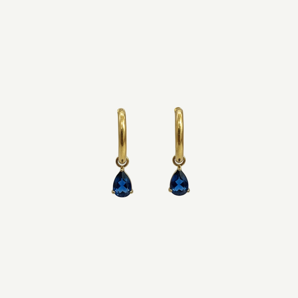 Pendientes Lágrima Azul con aro dorado minimalista y piedra zirconia azul en forma de gota, diseño elegante y ligero.