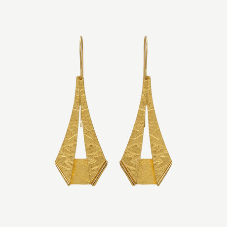 Pendientes Origami Gold en aleación dorada con diseño geométrico y acabado texturizado. Ligeros, elegantes y versátiles para looks de día o noche.