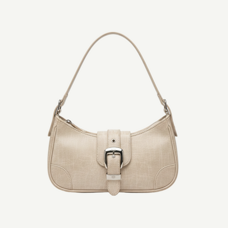 Bolso Soft Buckle Shoulder Bag Beige en material vegano premium, con cierre de hebilla y asa ajustable. Ligero, minimalista y versátil para looks urbanos y neutros.