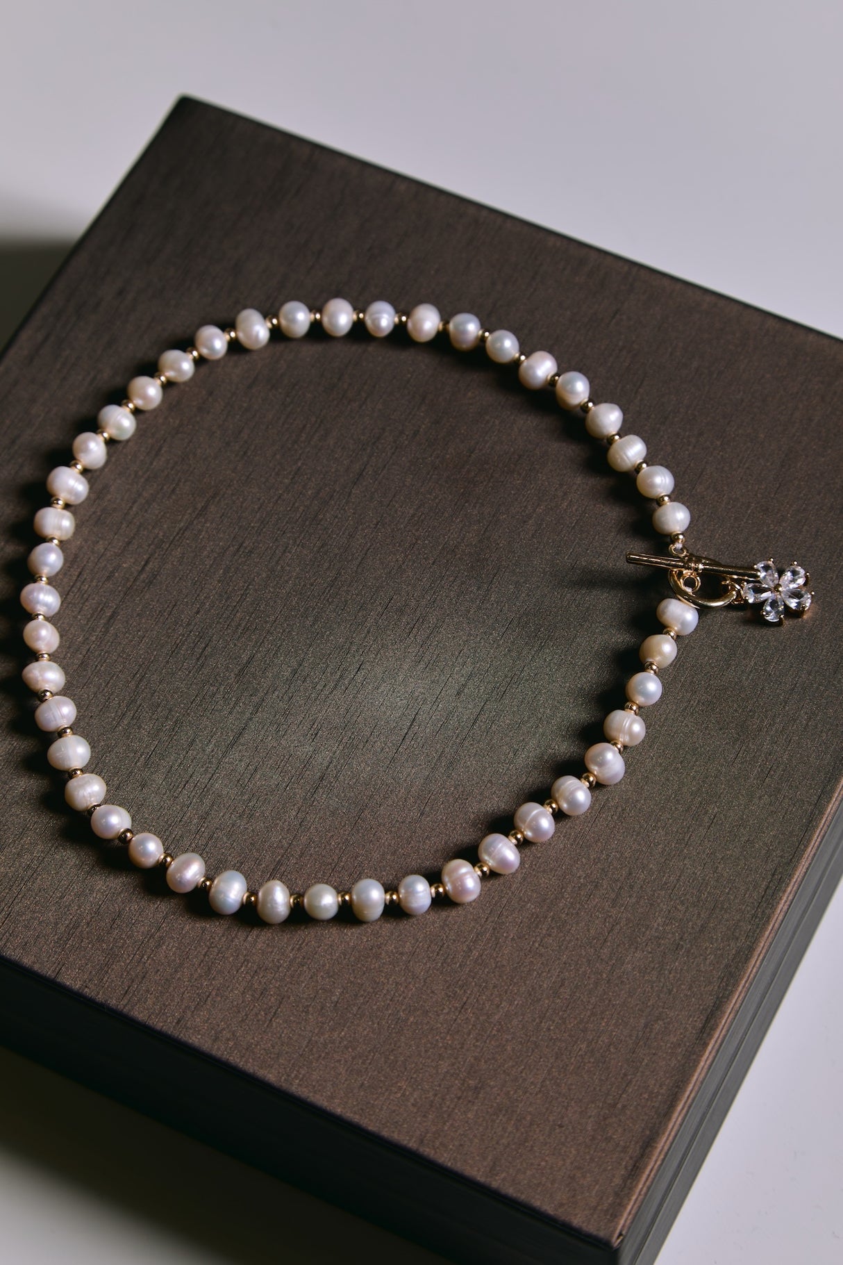 Collar de Perlas de Agua Dulce con Cierre Flor