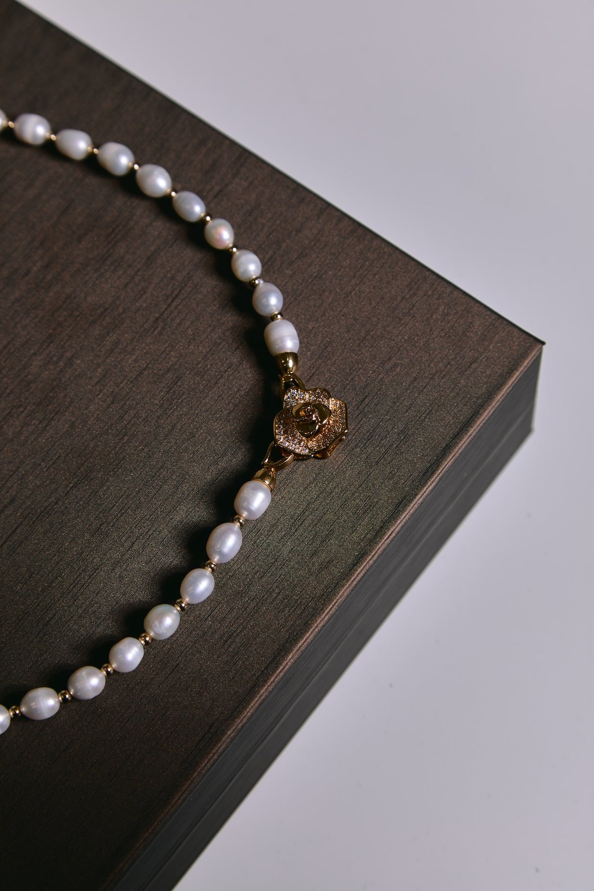 Collar de Perlas de Agua Dulce con Cierre Floral