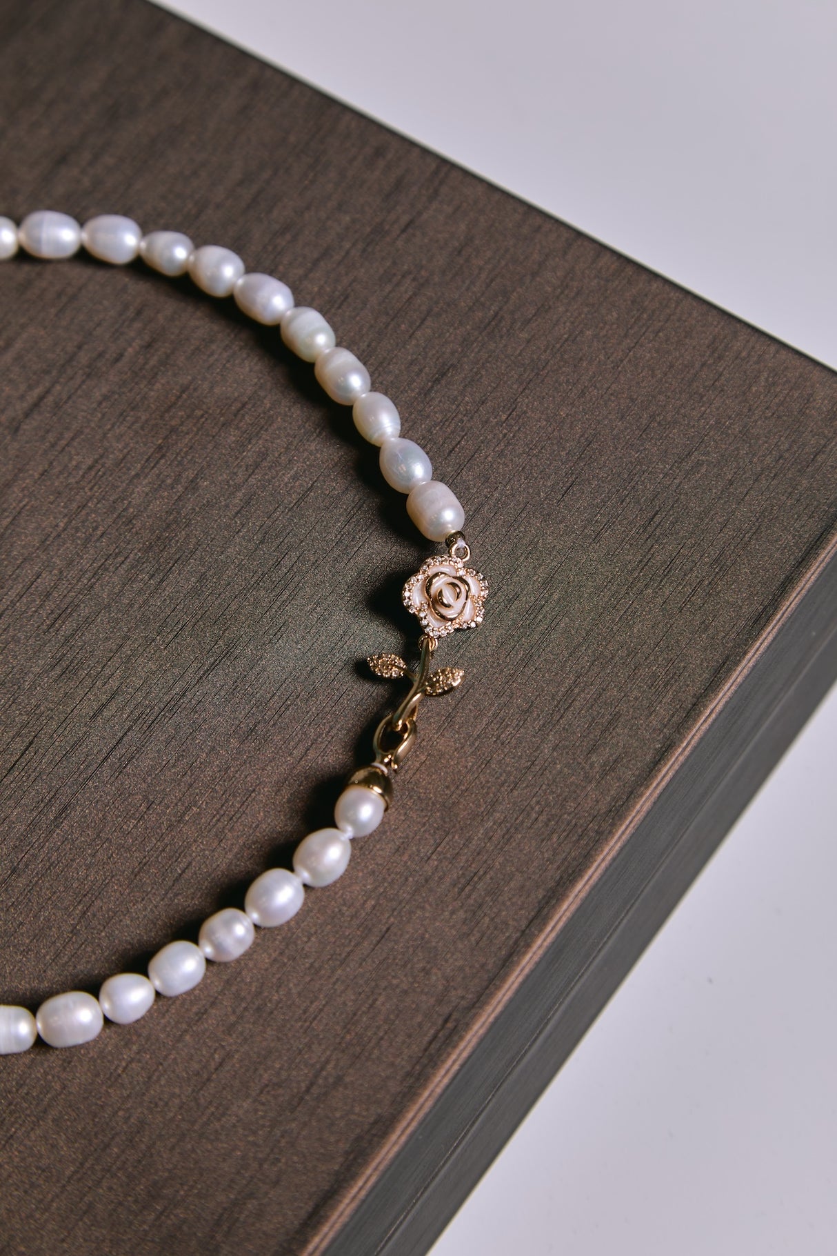 Collar de Perlas de Agua Dulce con Cierre en Rosa
