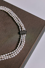 Collar Triple de Perlas de Agua Dulce