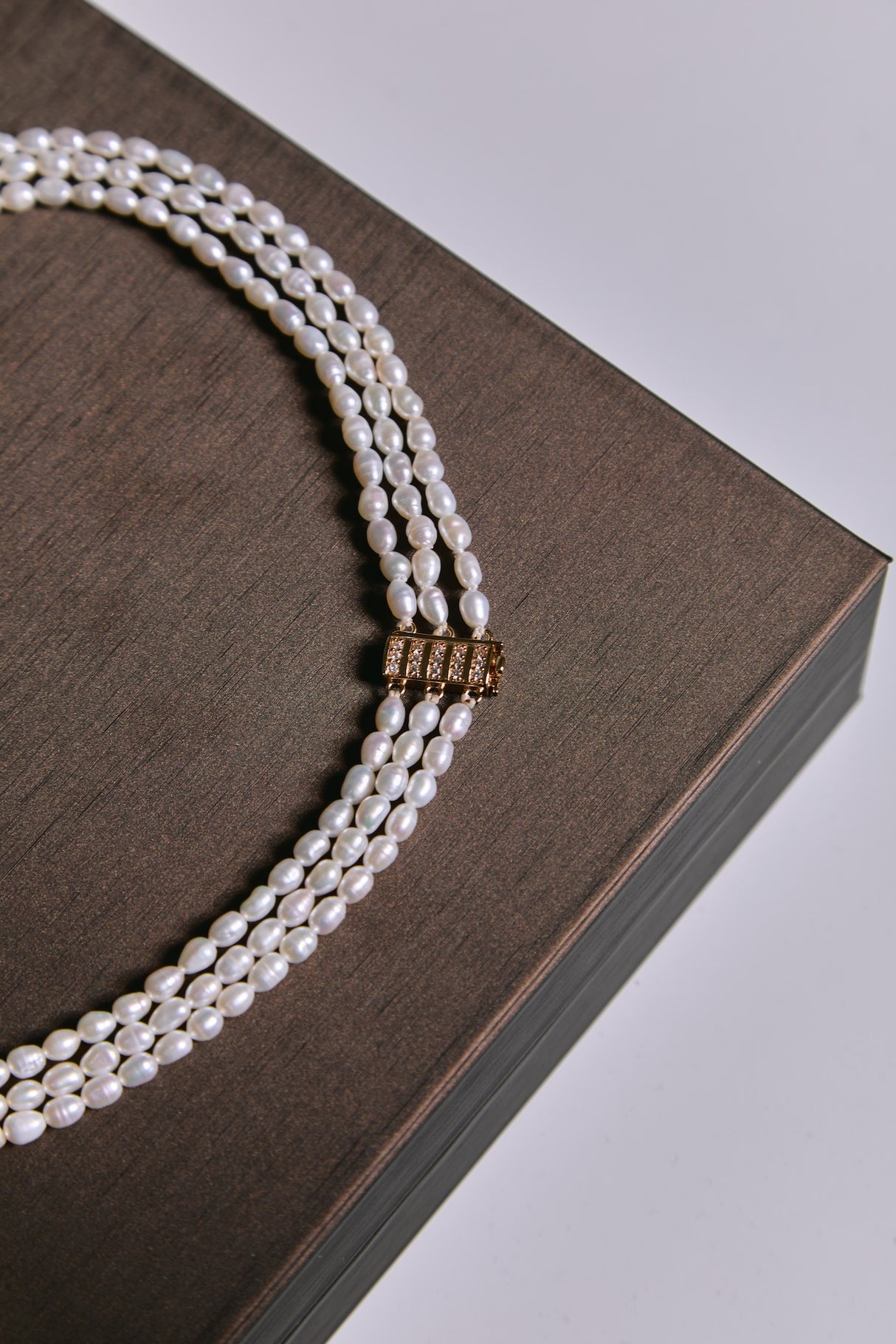 Collar Triple de Perlas de Agua Dulce