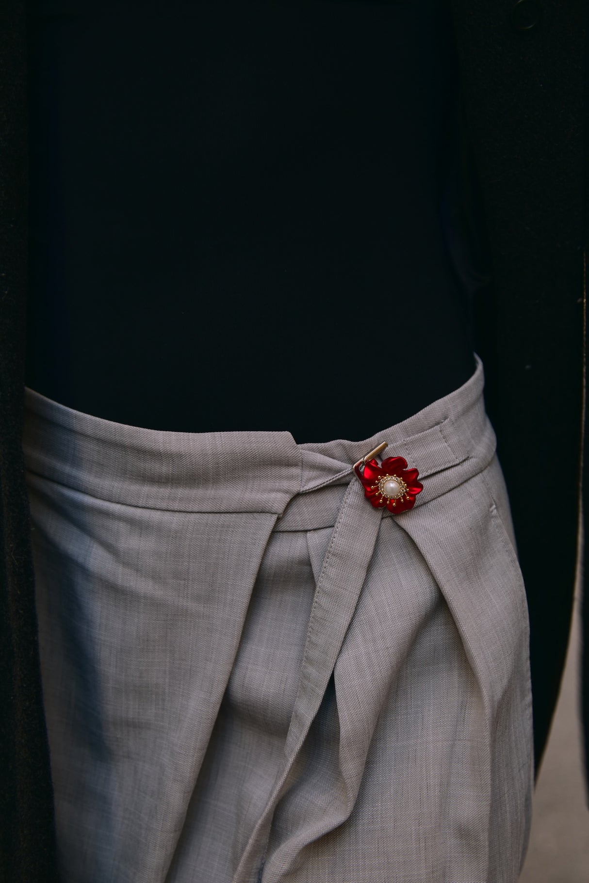 Broche Flor Escarlata · Cristales Rojos