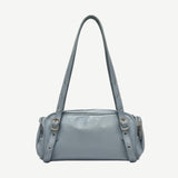 Bolso Barrel Sky Blue en material vegano premium con diseño cilíndrico, doble asa ajustable y cremalleras laterales. Ligero, moderno y versátil para looks diarios y minimalistas.