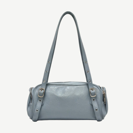 Bolso Barrel Sky Blue en material vegano premium con diseño cilíndrico, doble asa ajustable y cremalleras laterales. Ligero, moderno y versátil para looks diarios y minimalistas.