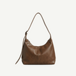Bolso Hobo Soft Chocolate en piel vegana premium, marrón chocolate, con asa regulable y cierre superior. Ligero, elegante y versátil para looks minimalistas y urbanos.