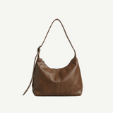 Bolso Hobo Soft Chocolate en piel vegana premium, marrón chocolate, con asa regulable y cierre superior. Ligero, elegante y versátil para looks minimalistas y urbanos.