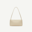 Bolso Rectangular Minimal Ivory en material vegano premium, silueta alargada y asa larga. Ligero, elegante y versátil, ideal para looks diarios o de noche.
