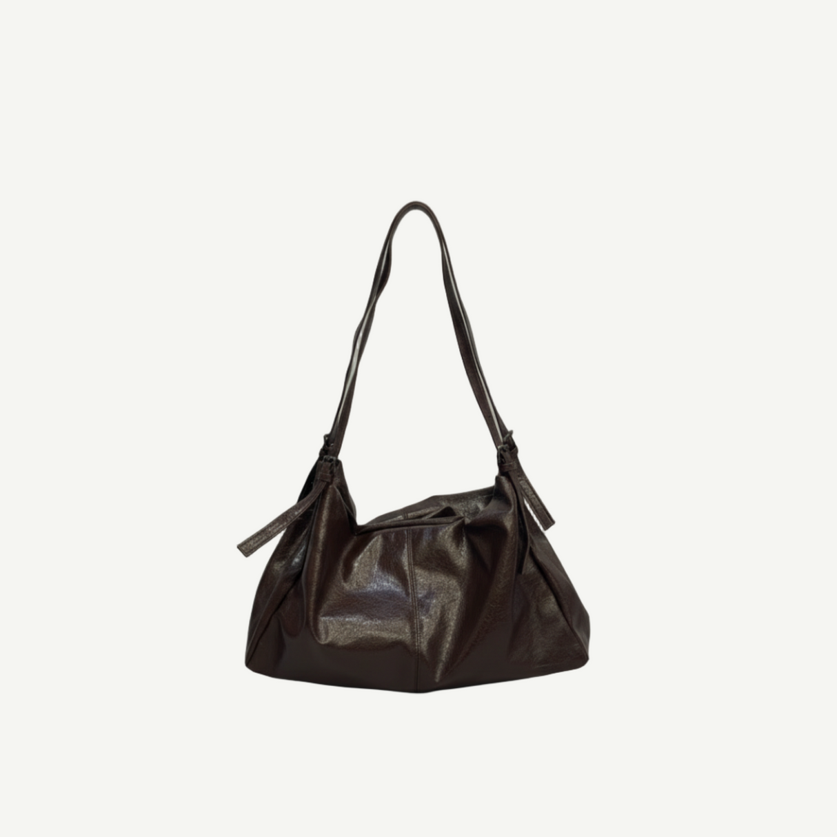 Bolso Soft Chocolate Draped en material vegano premium, diseño drapeado y asa larga. Ligero, elegante y versátil, ideal para looks diarios y casuales.