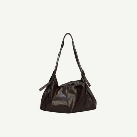 Bolso Soft Chocolate Draped en material vegano premium, diseño drapeado y asa larga. Ligero, elegante y versátil, ideal para looks diarios y casuales.