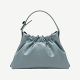 Bolso Soft Gathered Blue en material vegano premium, diseño tipo pouch con frunces y asa ajustable. Ligero, elegante y versátil para looks casual chic y minimalistas.