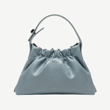 Bolso Soft Gathered Blue en material vegano premium, diseño tipo pouch con frunces y asa ajustable. Ligero, elegante y versátil para looks casual chic y minimalistas.