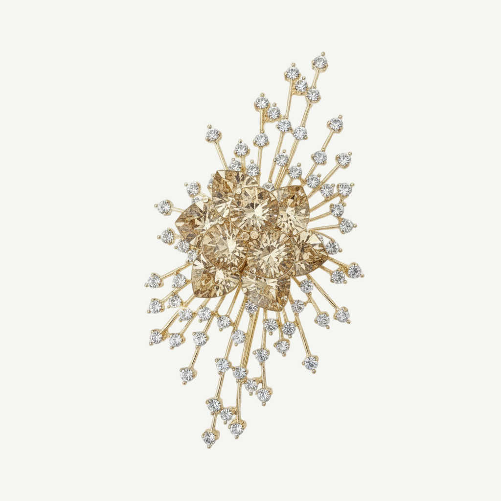 Broche Aurora Champagne Swarovski con cristales champagne y microcristales blancos, estructura dorada radial. Elegante y llamativo, ideal para vestidos, blazers y eventos especiales.