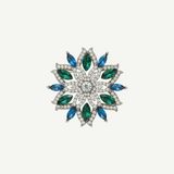 Broche Estrella Real con circonitas blancas, verdes y azules en diseño estrella floral, base de aleación noble. Elegante y llamativo, ideal para abrigos, vestidos y looks especiales.