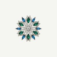 Broche Estrella Real con circonitas blancas, verdes y azules en diseño estrella floral, base de aleación noble. Elegante y llamativo, ideal para abrigos, vestidos y looks especiales.