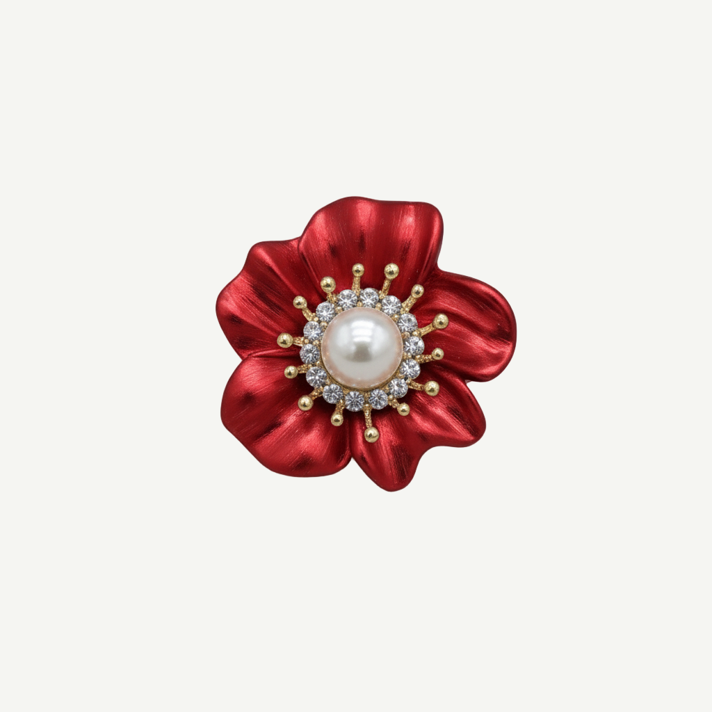 Broche Flor Escarlata con pétalos rojos, perla central y circonitas blancas, detalles dorados. Elegante y llamativo, perfecto para elevar abrigos, vestidos o bufandas.