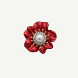 Broche Flor Escarlata con pétalos rojos, perla central y circonitas blancas, detalles dorados. Elegante y llamativo, perfecto para elevar abrigos, vestidos o bufandas.