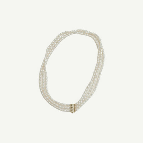 Collar de perlas barrocas freshwater 4–5 mm rice shape con brillo natural y cierre dorado minimalista.