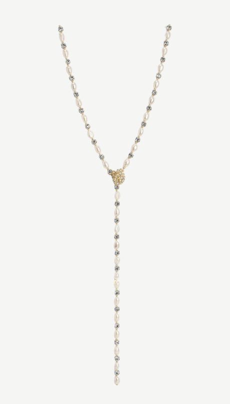 Collar largo de perlas freshwater 5–6 mm, cierre dorado y diseño versátil para llevar en doble vuelta, lariat o estilo largo.