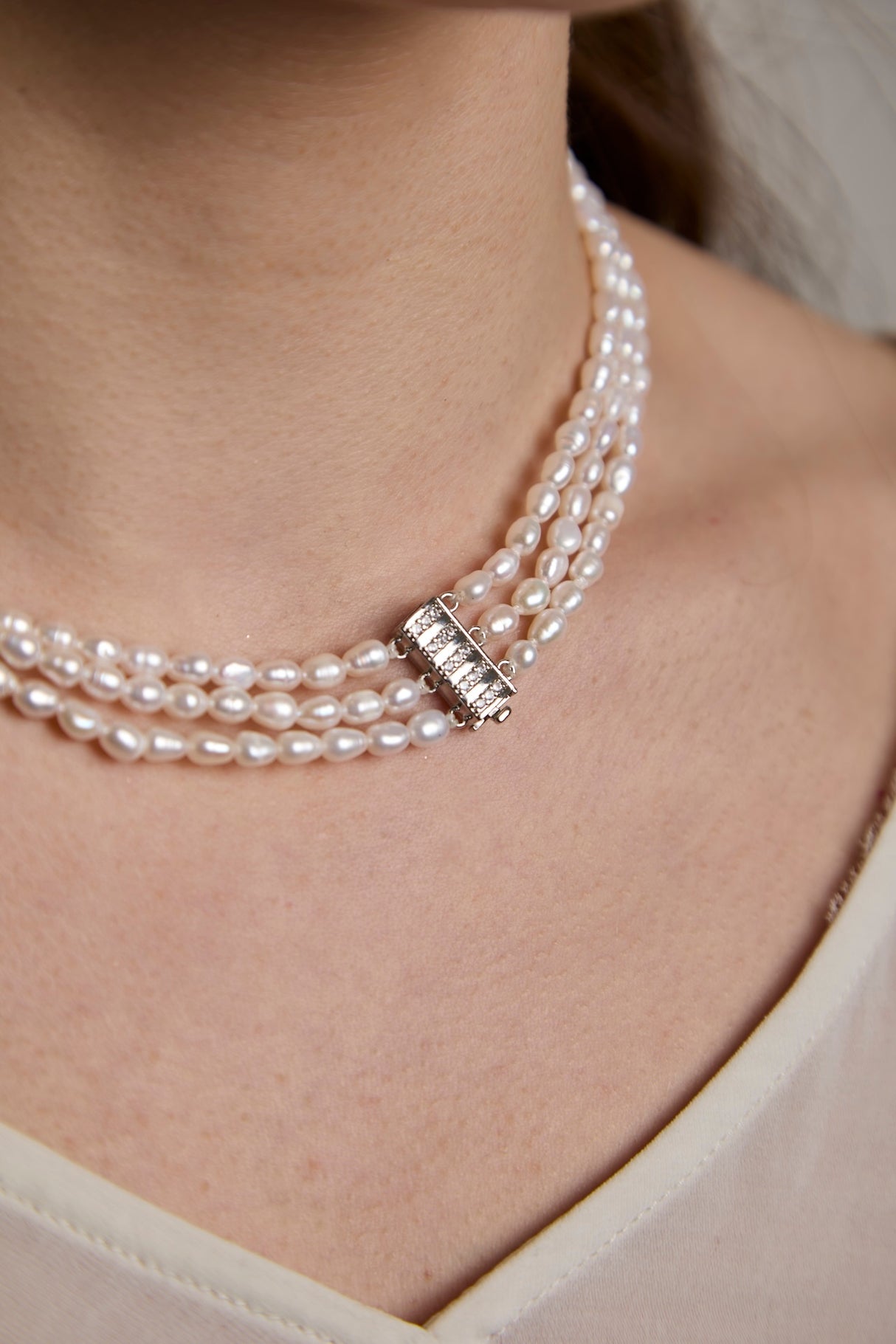 Collar Triple de Perlas de Agua Dulce