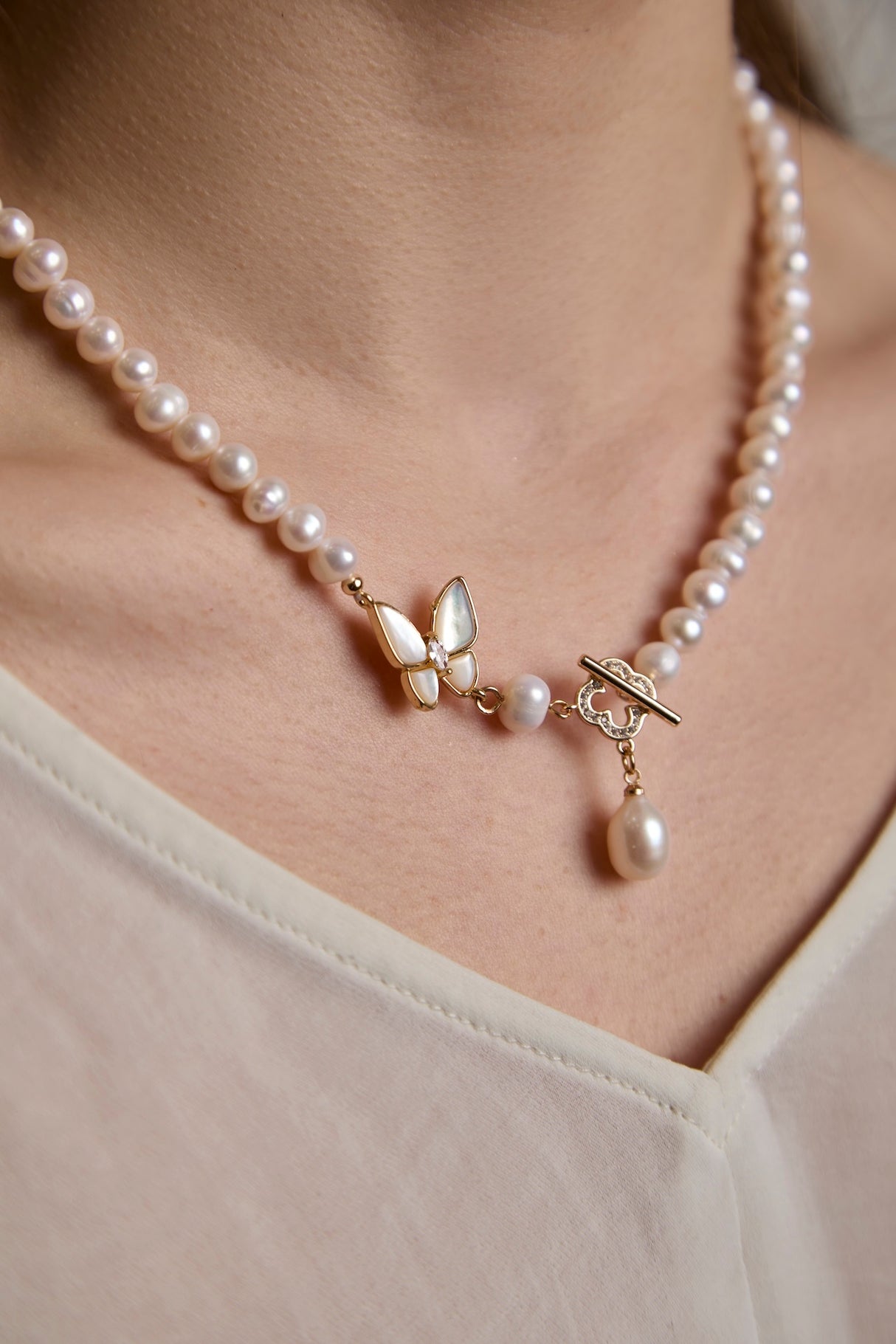 Collar de Perlas de Agua Dulce en Mariposa
