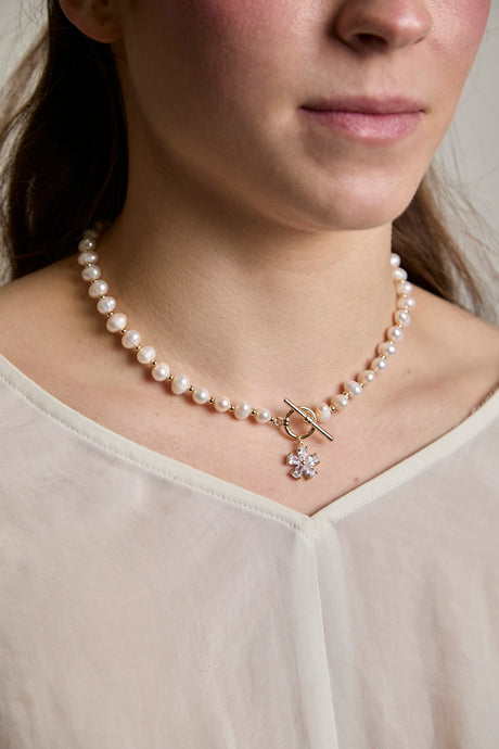 Collar de Perlas de Agua Dulce con Cierre Flor