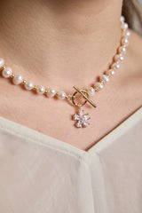 Collar de Perlas de Agua Dulce con Cierre Flor
