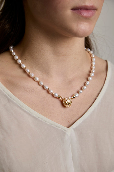 Collar de Perlas de Agua Dulce con Cierre Floral