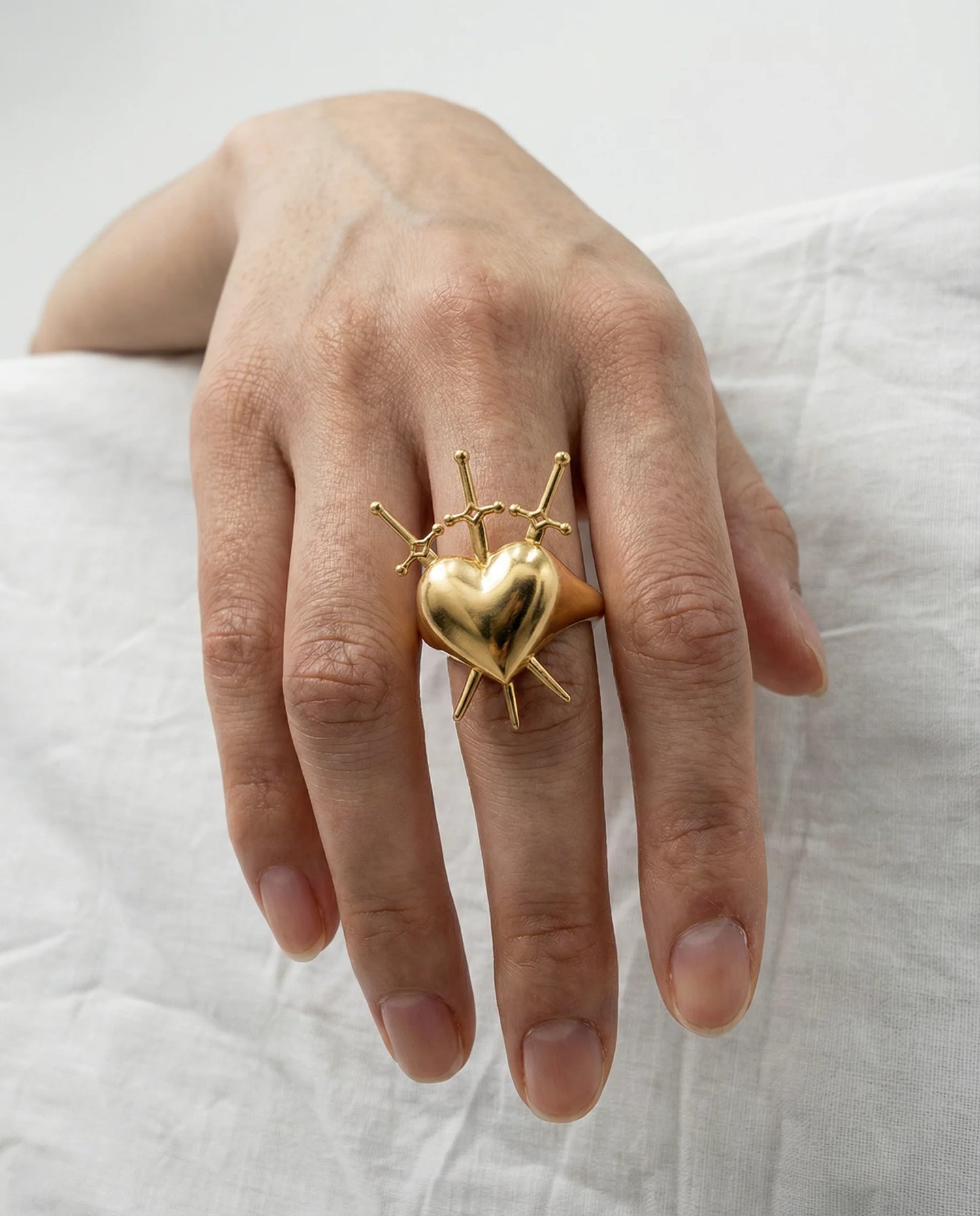 El anillo de las 3 espadas del corazón - Selenova