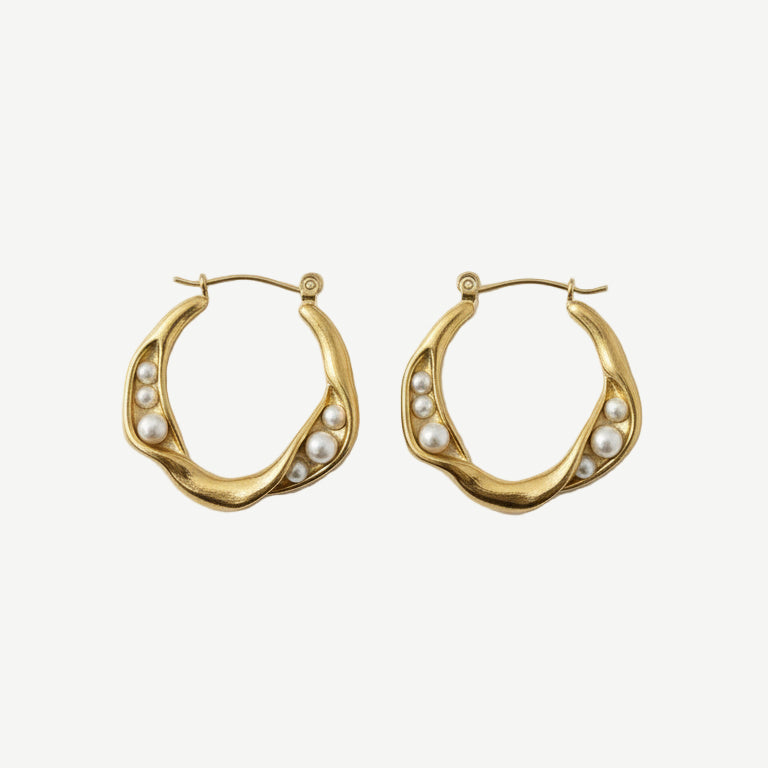 Pendientes Aura Pearl Hoops en latón con baño de oro y microperlas engastadas. Ligeros, elegantes y versátiles para looks diarios o especiales.