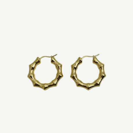 Pendientes Bamboo Gold Hoops en latón chapado oro, diseño inspirado en bambú, elegantes, ligeros y versátiles para looks diarios o especiales.