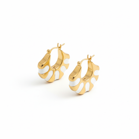 Pendientes Golden Shell Mini Hoops en latón con baño de oro y esmalte blanco. Ligeros, elegantes y modernos, perfectos para looks diarios o minimalistas.