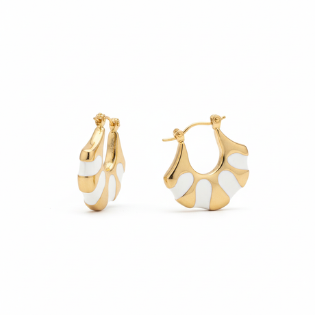Pendientes Golden Shell Mini Hoops en latón con baño de oro y esmalte blanco. Ligeros, elegantes y modernos, perfectos para looks diarios o minimalistas.