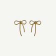 Pendientes Lazo Fino Dorado en aleación con chapado de oro flash, diseño minimalista y ultraligero en forma de lazo. Elegantes y cómodos para looks diarios o sofisticados.