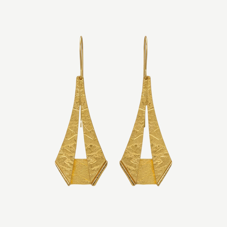 Pendientes Origami Gold en aleación dorada con diseño geométrico y acabado texturizado. Ligeros, elegantes y versátiles para looks de día o noche.